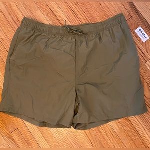 NWT Old Navy Travel Trunk in Olive, 5-Inch Inseam, L